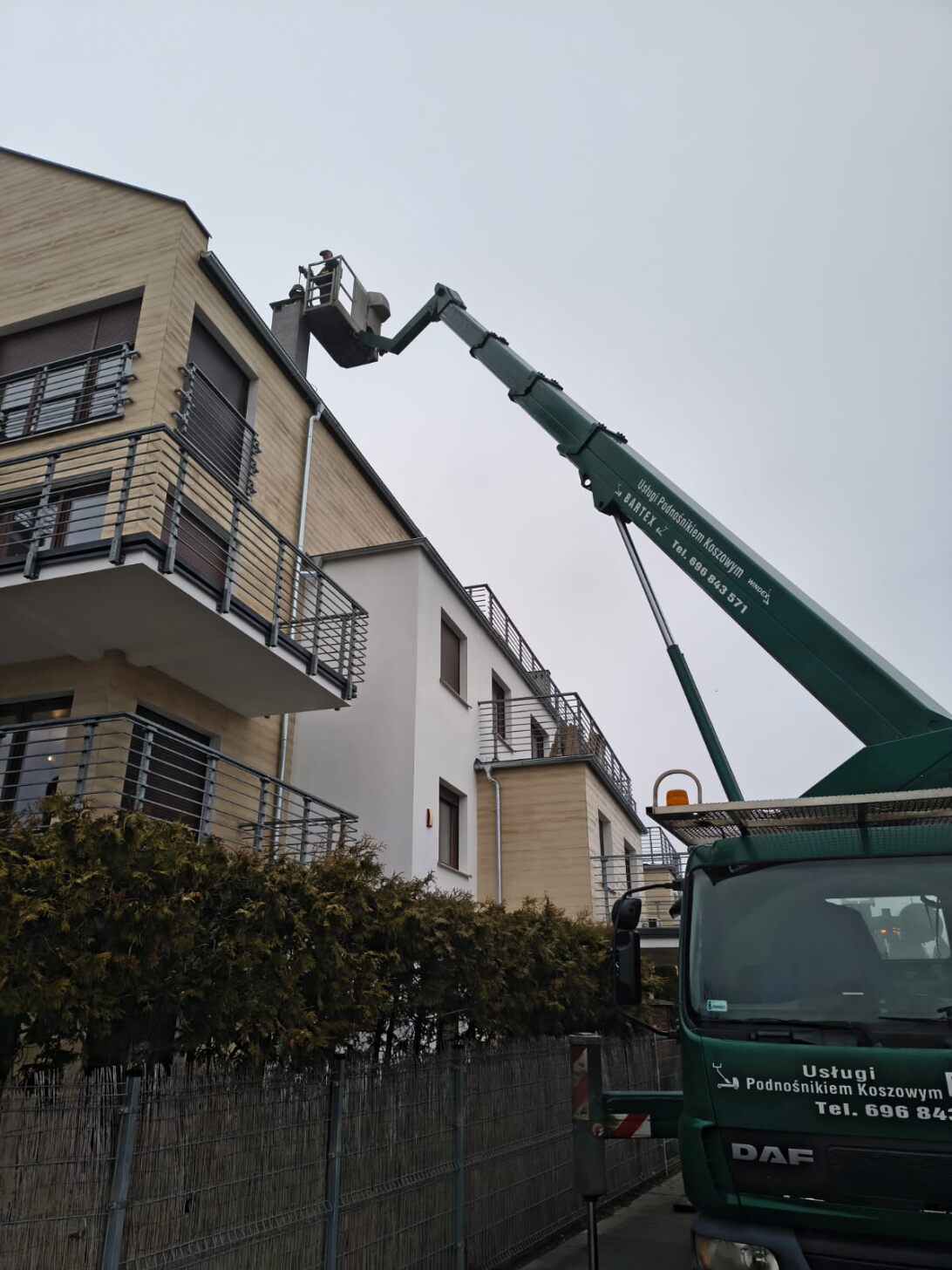 Realizacja prac wysokościowych podnośnikiem koszowym – Wielkopolska